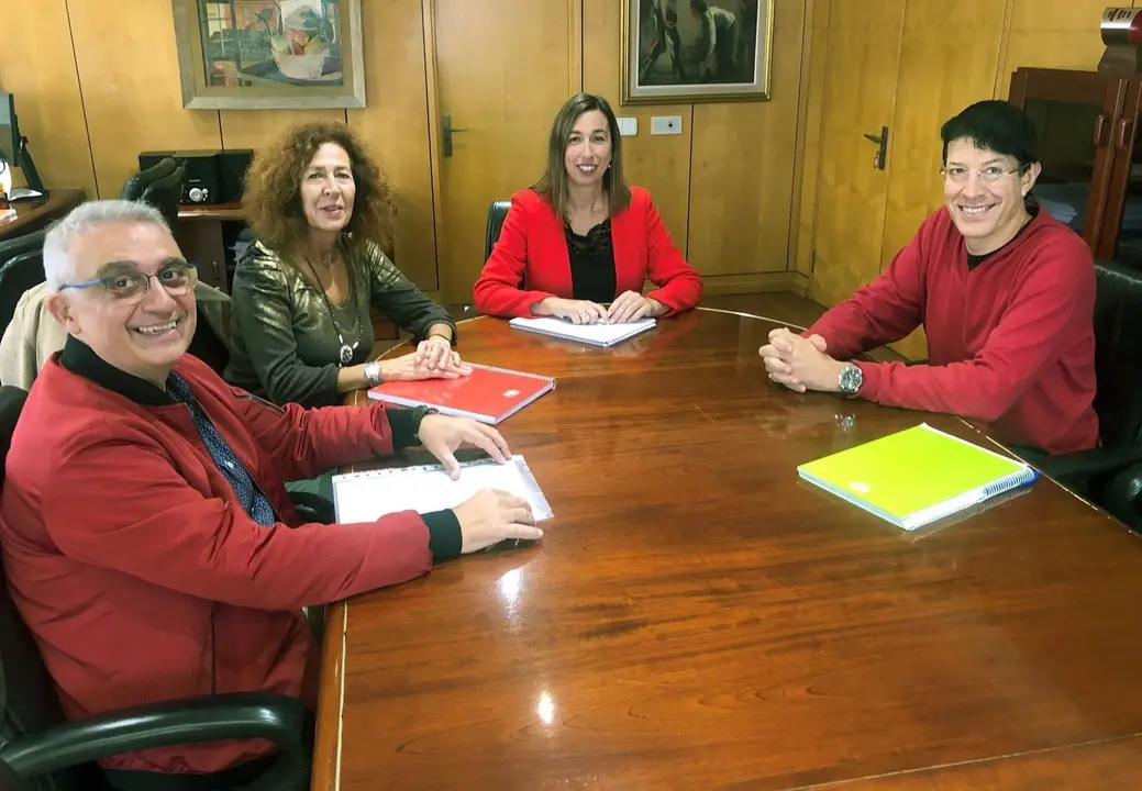 La consejera de Econom&iacute;a y Hacienda, Mar&iacute;a S&aacute;nchez, se re&uacute;ne con miembros de CSIF