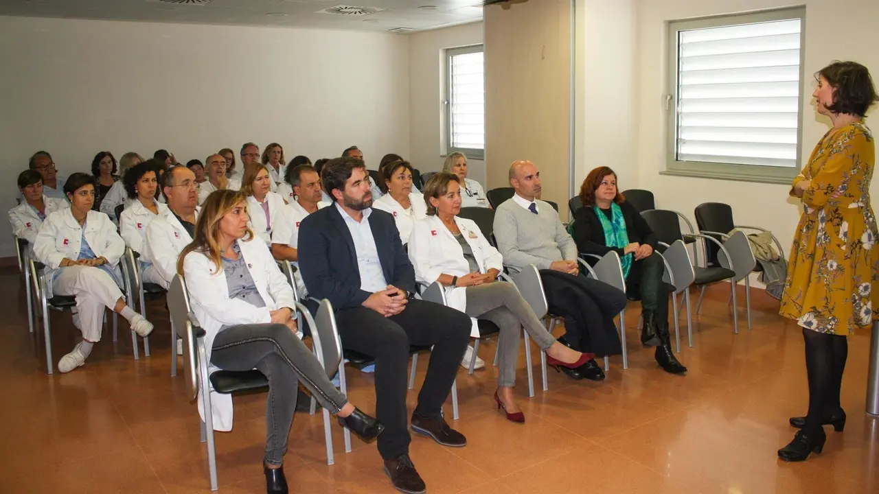 La directora gerente del Servicio C&aacute;ntabro de Salud, Celia G&oacute;mez, y la directora general de Salud P&uacute;blica, Paloma Navas, presentan la campa&ntilde;a de la vacuna de la gripe a profesionales del Hospital de Laredo
