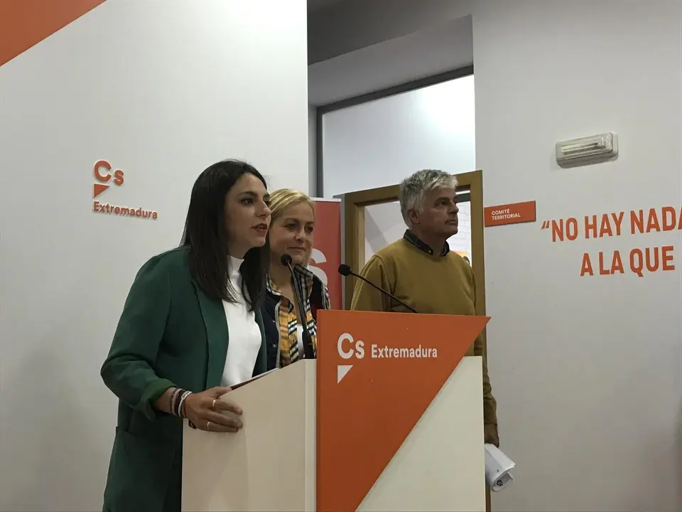 Mar&iacute;a Jos&eacute; Calder&oacute;n, Marta Garc&iacute;a y Luis Cort&eacute;s en rueda de prensa.