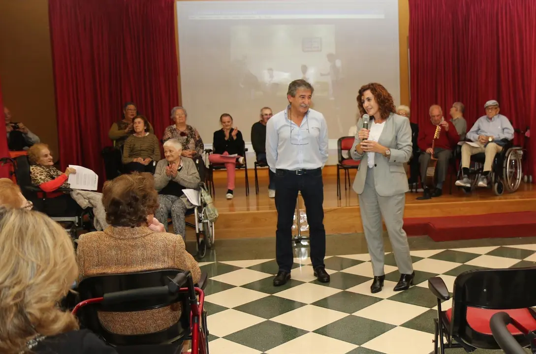 La consejera de Empleo y Pol&iacute;ticas Sociales en el CAD de Cueto