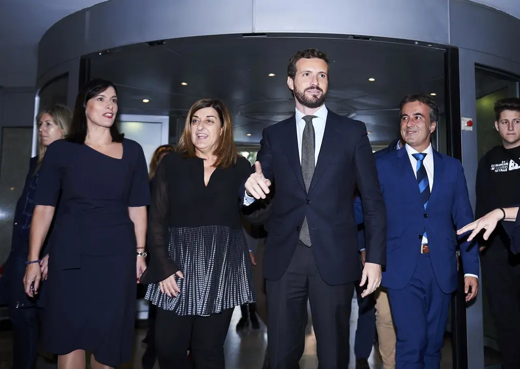 La alcaldesa de Santander, Gema Igual Ortiz (1i) y el presidente del PP y candidato al Gobierno, Pablo Casado (3i) a la entrada del Hotel Santemar donde se clasusura el del PP en Santander, Cantabria (Espa&ntilde;a), a 5 de noviembre de 2019.