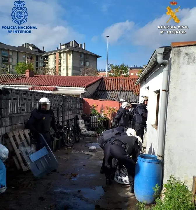 Agentes de la Polic&iacute;a Nacional detienen, junto a Guardia Civil, a tres atracadores de dos estancos de Santander y Camargo