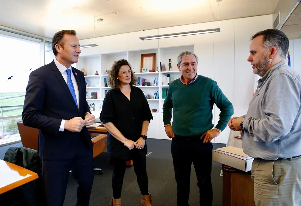 De izda a drcha: consejero de Desarrollo Rural, Ganader&iacute;a, Pesca, Alimentaci&oacute;n y Medio Ambiente. Guillermo Blanco; la edil de Medio Ambiente de Suances, Ana Bel&eacute;n Santiago; el alcalde Andr&eacute;s Ruiz Moya y director general de MA del Gobierno, Antonio Lucio