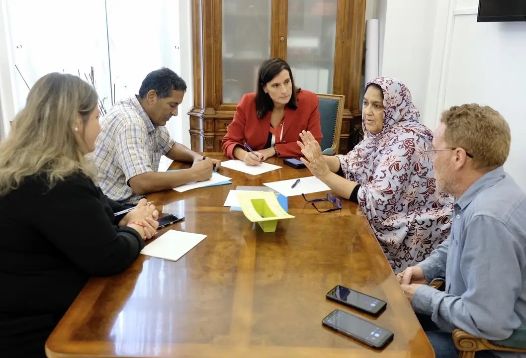 La alcaldesa de Santander, Gema Igual, recibe en el Ayuntamiento a la delegada saharaui en Cantabria, Mueina Chejatu,