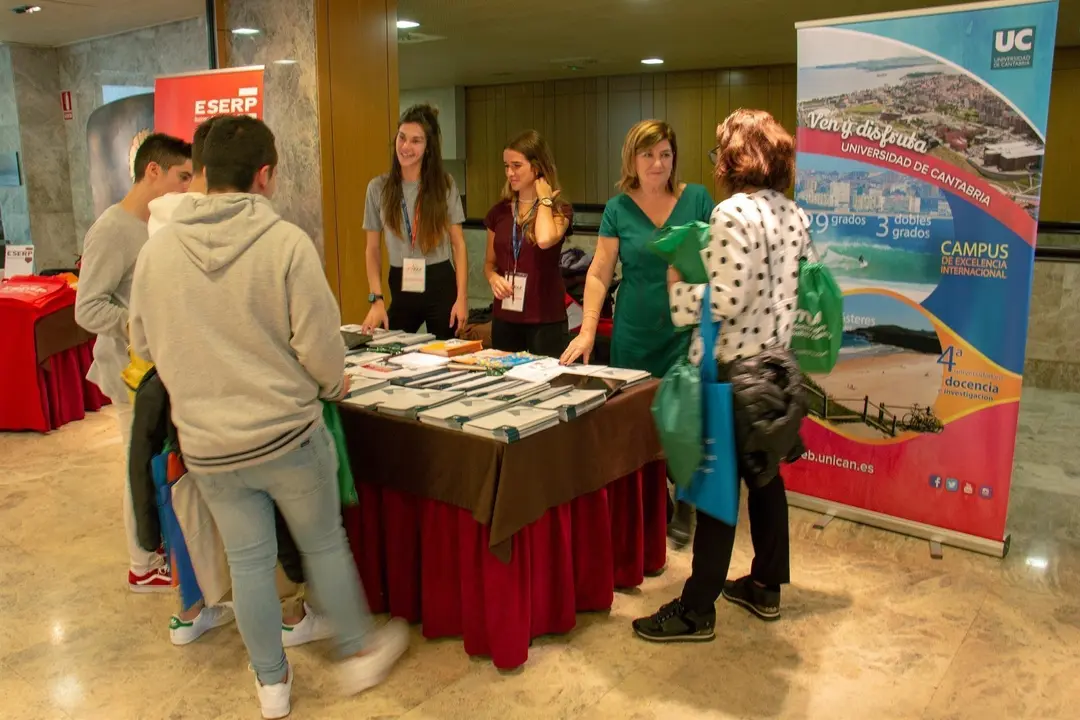 La UC presenta su oferta acad&eacute;mica en la feria Unitour