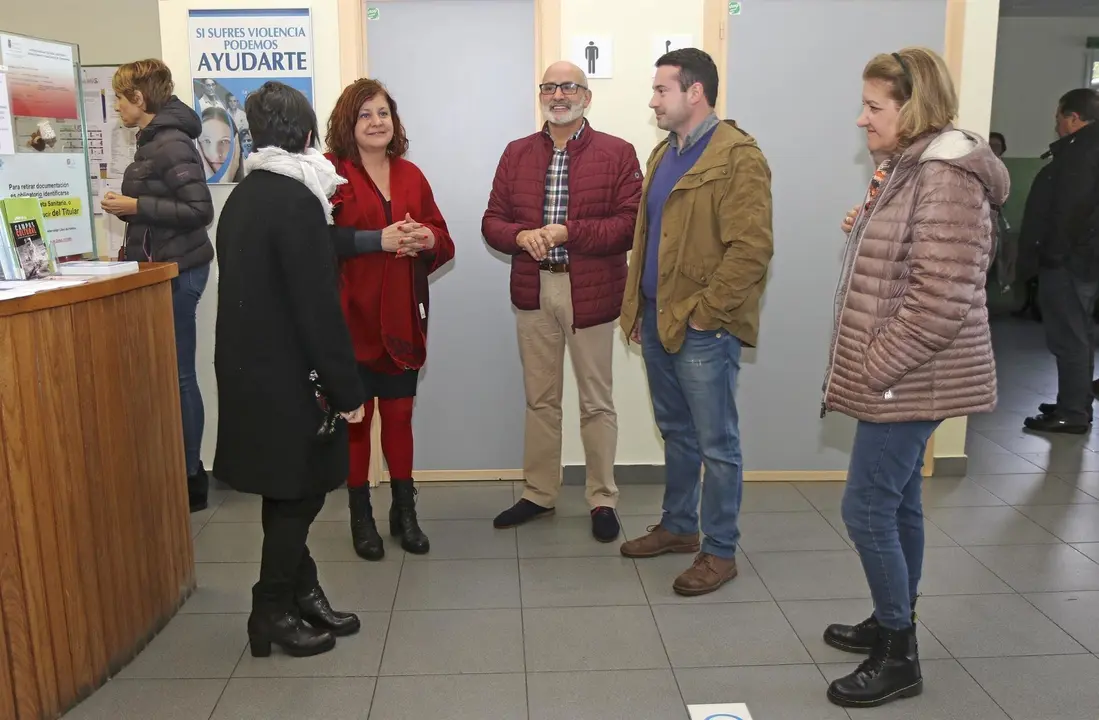 El consejero de Sanidad, Miguel Rodr&iacute;guez, visita con el alcalde de Ramales, C&eacute;sar Garc&iacute;a, el centro de salud de este municipio.