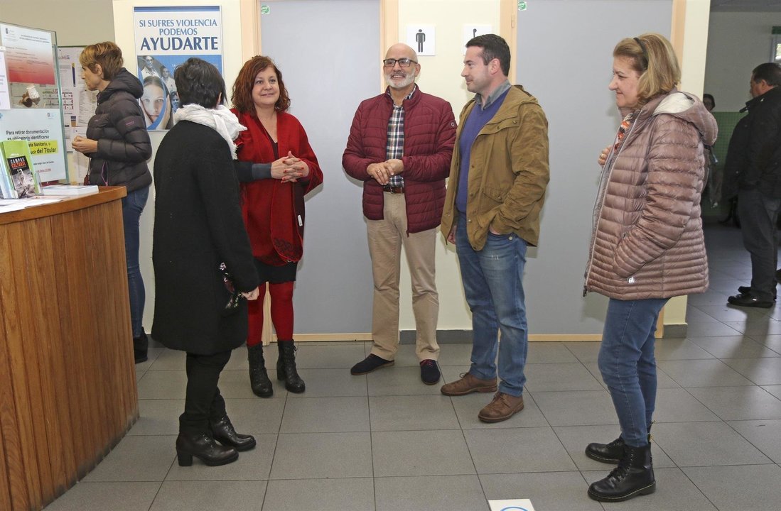 El consejero de Sanidad, Miguel Rodríguez, visita con el alcalde de Ramales, César García, el centro de salud de este municipio.