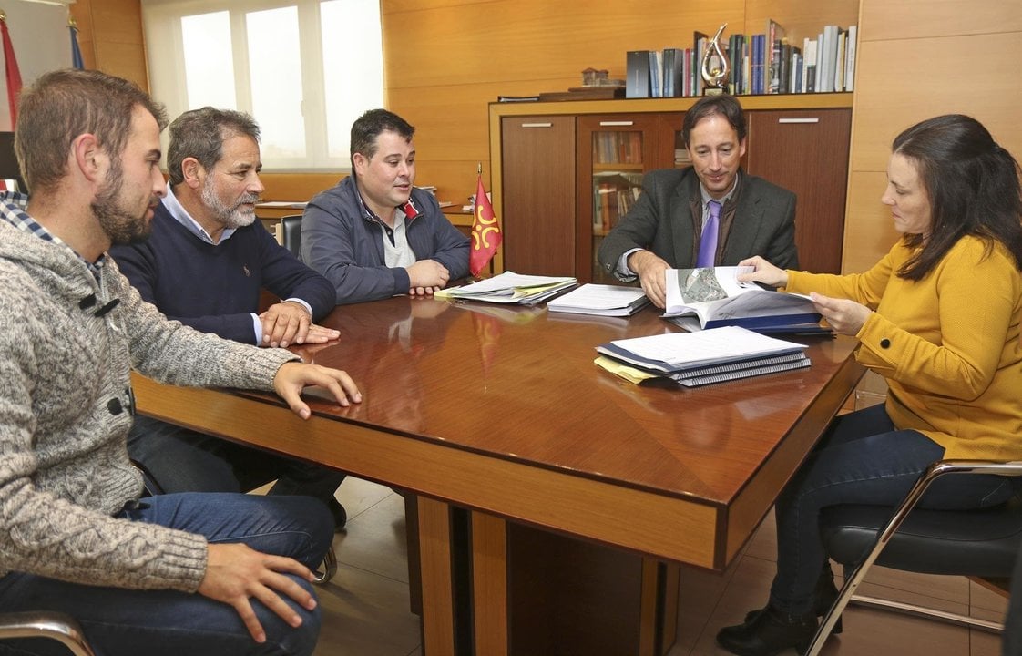 El consejero de Obras Públicas, Ordenación del Territorio y Urbanismo, José Luis Gochicoa, recibe a la alcaldesa de Corvera de Toranzo, Mónica Quevedo