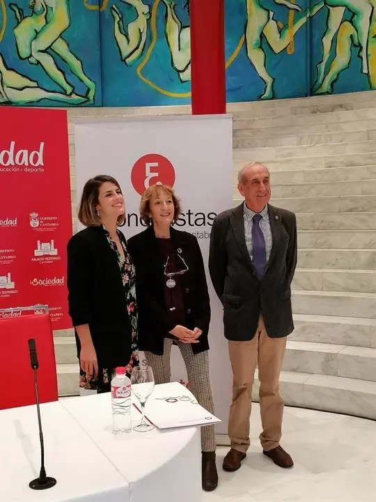 El  decano del Colegio de Economistas de Cantabria, Fernando Garc&iacute;a, la directora general de Acci&oacute;n Cultural, Eva Ranea, y la directora art&iacute;stica y coral, Paula Sumillera Rumoroso, presentan el coro del Colegio de Economistas de Cantabria