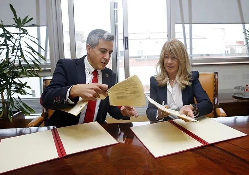 Pablo Zuloaga y Alicia L&oacute;pez-Tornos durante la firma del convenio