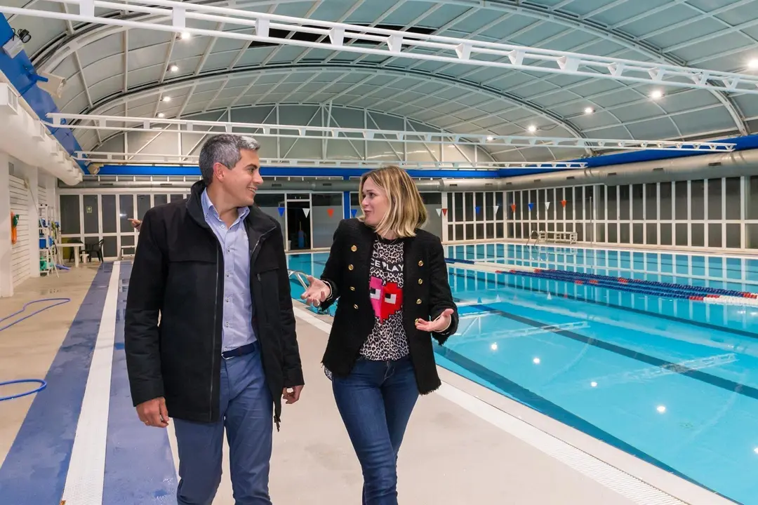 El vicepresidente de Cantabria, Pablo Zuloaga, y la alcaldesa de Pi&eacute;lagos, Ver&oacute;nica Samperio, en la piscina cubierta de Renedo de Pi&eacute;lagos