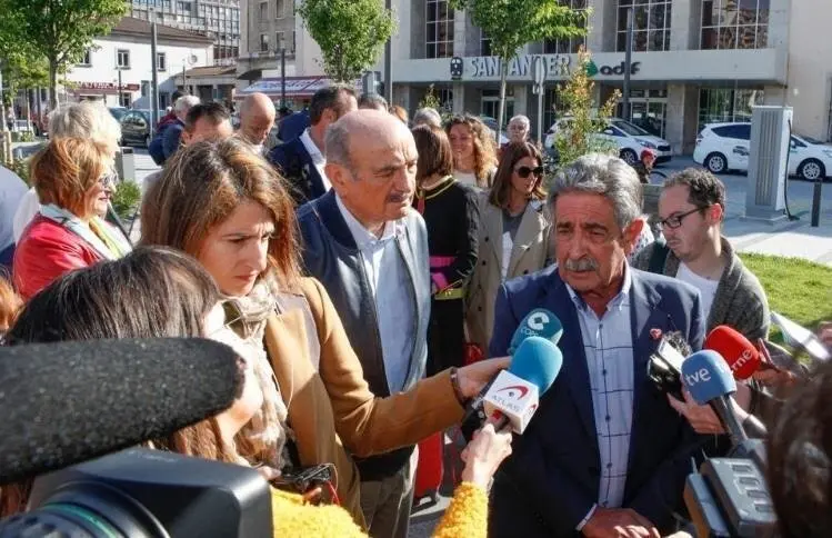 El secretario general del PRC, Miguel &Aacute;ngel Revilla, y el candidato al Congreso, Jos&eacute; Mar&iacute;a Maz&oacute;n, atendiendo a los medios antes del viaje en tren que realizaron a Madrid