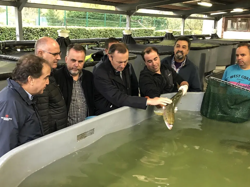 El consejero de Desarrollo Rural, Ganader&iacute;a, Pesca, Alimentaci&oacute;n y Medio Ambiente, Guillermo Blanco, visita las instalaciones del Centro Ictiol&oacute;gico de Arredondo
