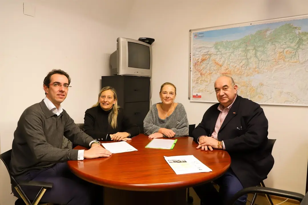 El cabeza de lista de Vox Cantabria al Congreso, Emilio del Valle; el diputado regional del partido Armando &Aacute;lvarez, y representantes de CONCAPA