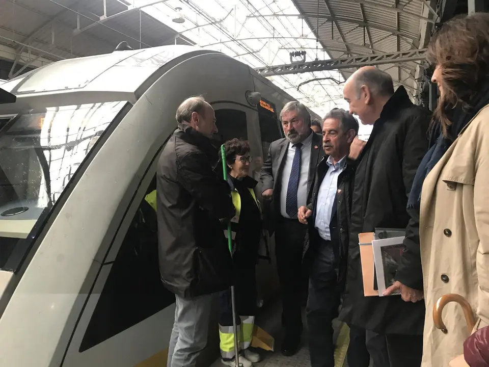El presidente de Cantabria y secretario general del PRC, MIguel &Aacute;ngel Revilla, junto a los candidatos regionalistas al Congreso y al Senado, Jos&eacute; Mar&iacute;a Maz&oacute;n y Fernando Fern&aacute;ndez, al bajarse del tren en Bilbao