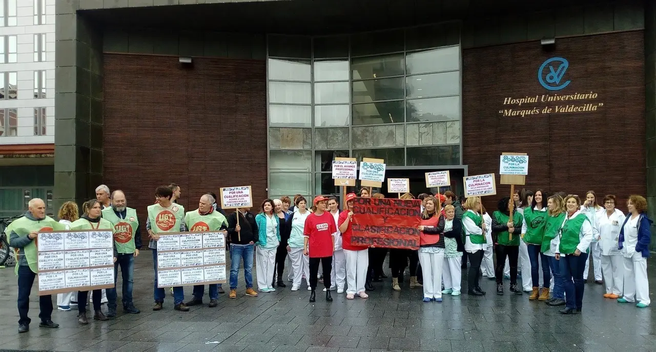 Concentraci&oacute;n de los trabajadores de la sanidad p&uacute;blica de Cantabria se concentran frente a Valdecilla para reclamar la adecuaci&oacute;n profesional