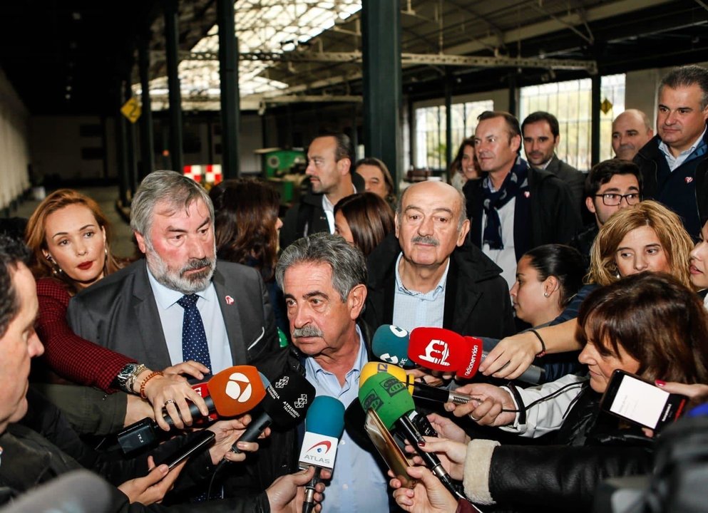 El secretario general del PRC, MIguel Ángel Revilla, con candidatos y cargos del partido, a la llegada a la estación de La Concordia en Bilbao