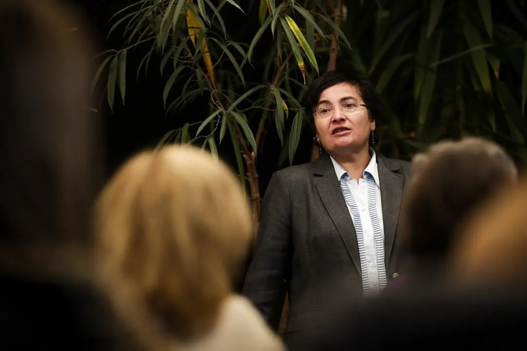 La jefa de Comunicaci&oacute;n de la Representaci&oacute;n de la CE en Espa&ntilde;a, Teresa Front&aacute;n, en el ciclo 'Caf&eacute; con Europa' en Torrelavega