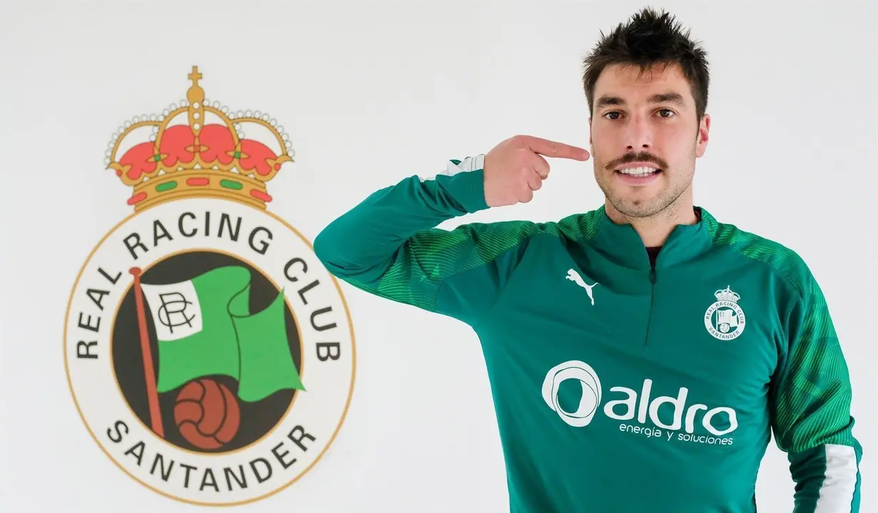 El racinguista Jon Ander con bigote por 'Movember'