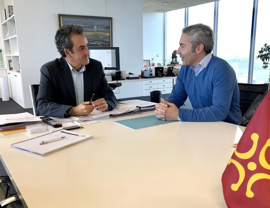 El consejero de Innovaci&oacute;n, Industria, Transporte y Comercio, Francisco Mart&iacute;n, y el alcalde de Guriezo, &Aacute;ngel Llano