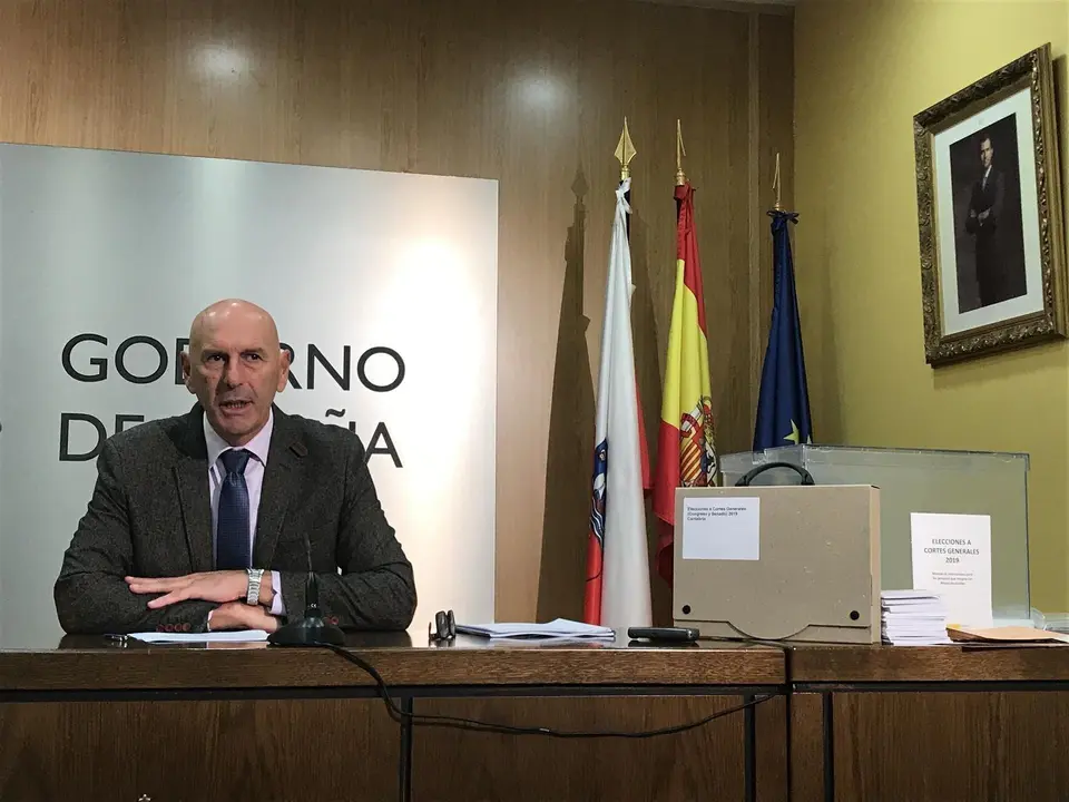 El delegado del Gobierno en Cantabria, Eduardo Echevarr&iacute;a, presenta el dispositivo para las elecciones del domingo