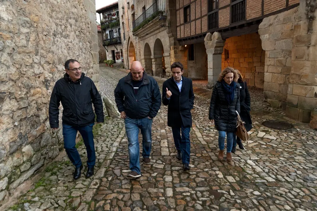 El candidato del PSOE por Cantabria al Congreso, Pedro Casares, visita Santillana del Mar