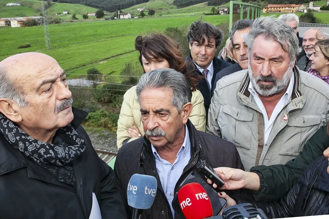 El secretario general del PRC y presidente de Cantabria, Miguel &Aacute;ngel Revilla, junto a los candidatos y cargos del partido, visita los terrenos donde se ubicar&aacute; el futuro centro log&iacute;stico de La Pasiega