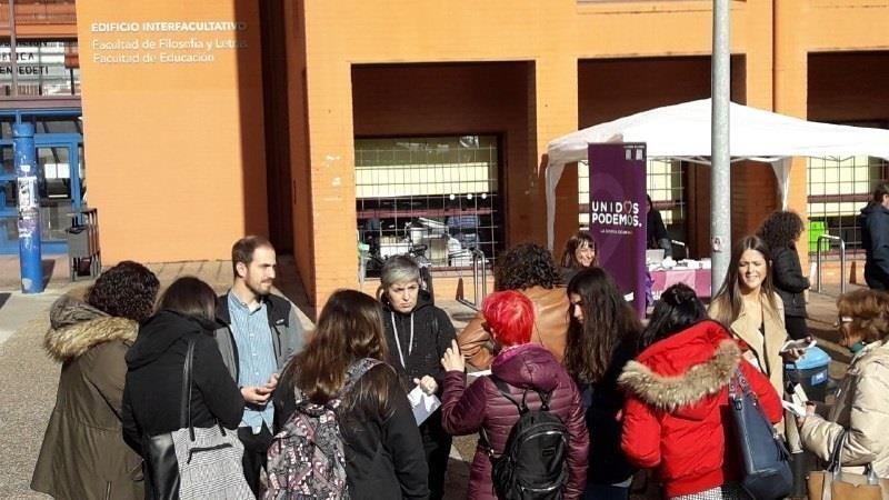 Los candidatos de Unidas Podemos al Congreso de los Diputados por Cantabria, Luis del Piñal y Leticia Martínez, han estado esta mañana en la Universidad de Cantabria