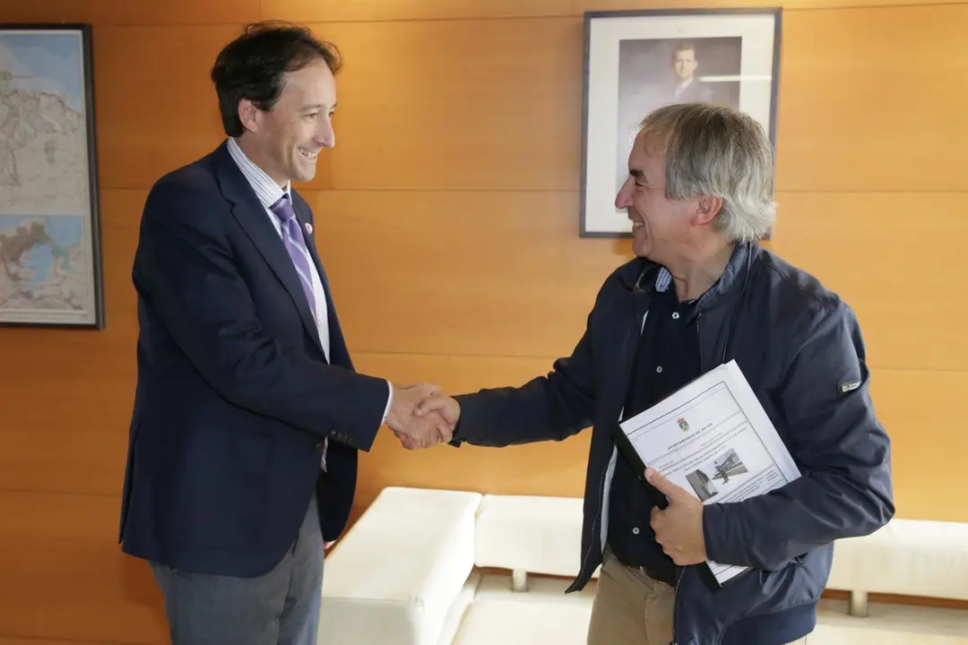 El consejero de Obras P&uacute;blicas, Ordenaci&oacute;n del Territorio y Urbanismo, Jos&eacute; Luis Gochicoa, se re&uacute;ne con el alcalde de Potes, Javier G&oacute;mez