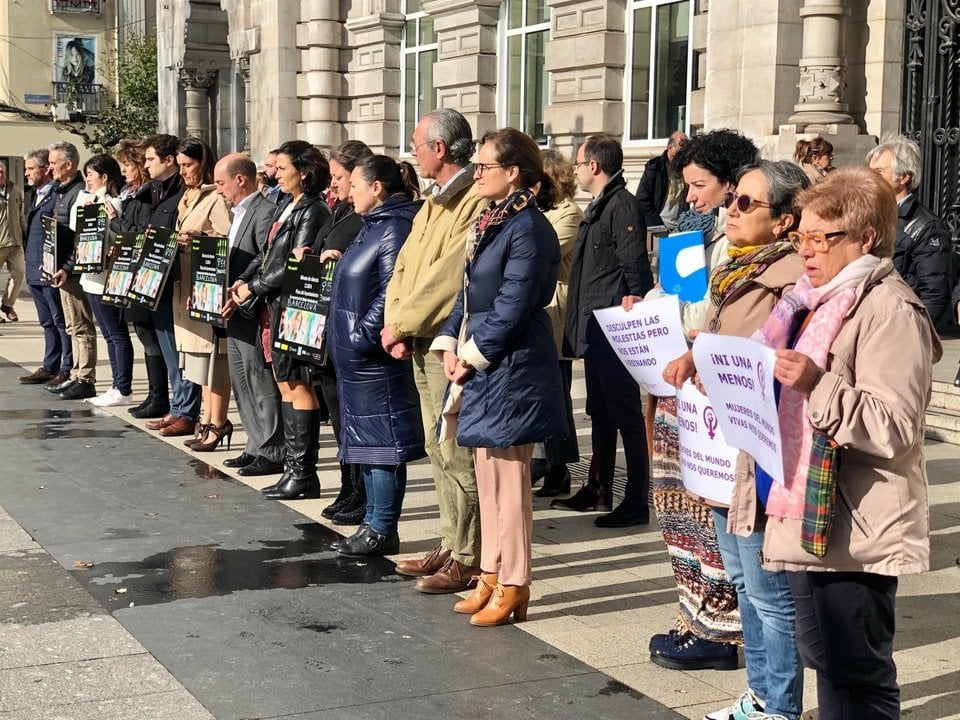 Minuto de silencio en la Plaza del Ayuntamiento por la mujer asesinada en Barcelona