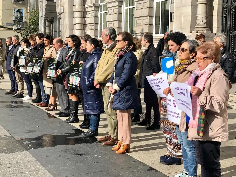 Minuto de silencio en la Plaza del Ayuntamiento por la mujer asesinada en Barcelona