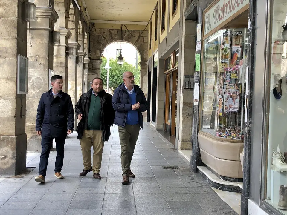 El portavoz auton&oacute;mico de Cs, F&eacute;lix &Aacute;lvarez, durante visita comercios en Torrelavega  junto al candidato de Cs al Congreso de los Diputados por Cantabria, Rub&eacute;n G&oacute;mez, y por el diputado regional Diego Mara&ntilde;&oacute;n
