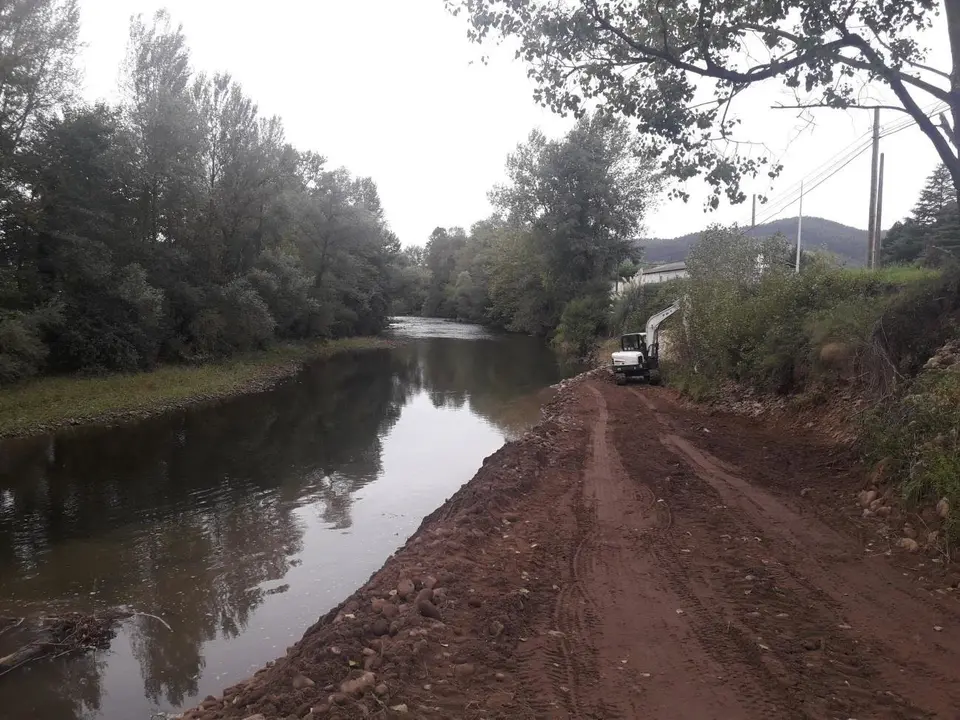 R&iacute;o Pas a su paso por Vio&ntilde;o. Limpieza de m&aacute;rgenes y cauces