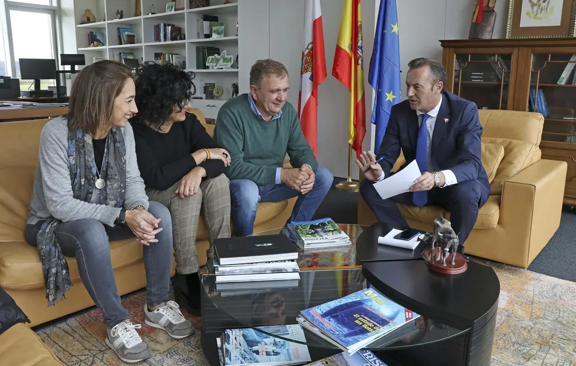 De izquierda a derecha, segunda y primera teniente de alcalde de Vald&aacute;liga, Cecilia Guti&eacute;rrez y Lorena Garc&iacute;a, respectivamente; el alcalde de Vald&aacute;liga, Lorenzo Gonz&aacute;lez, y el consejero de Desarrollo Rural y Medio Ambiente, Guillermo Blanco