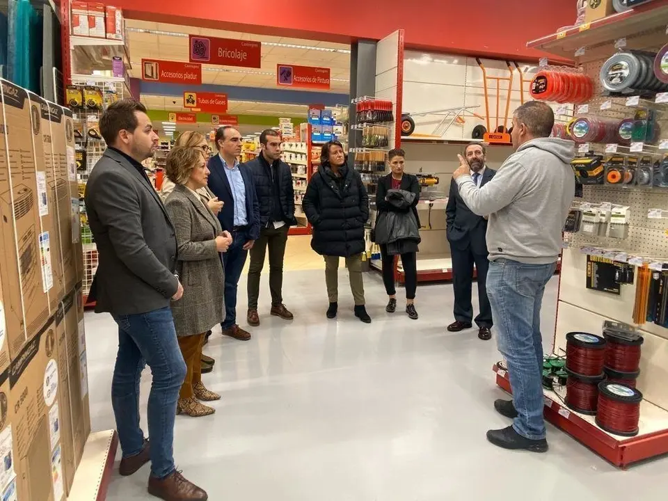 El cabeza de lista del PP de Cantabria al Senado, Javier Puente, y la n&uacute;mero 2 al Congreso, Elena Castillo, y otros miembros del partido, en su visita a CastroGres, empresa ubicada en Castro Urdiales