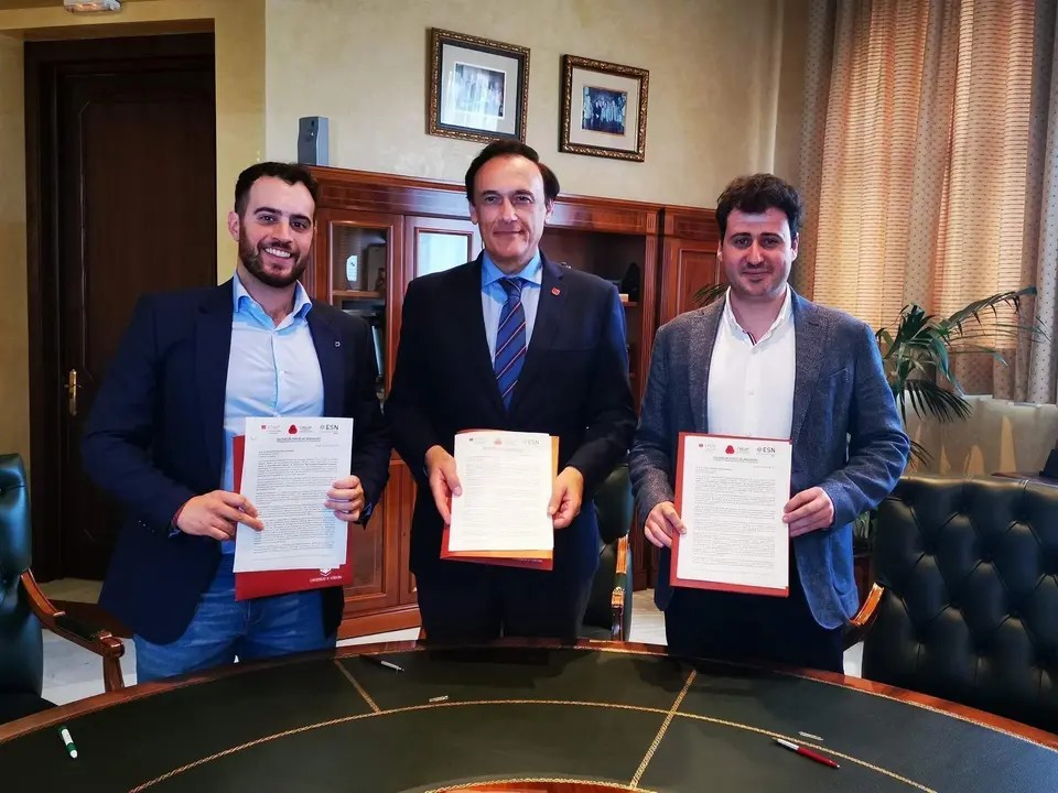 El presidente de CREUP, Pablo Alcaraz, el de CRUE, Jos&eacute; Carlos G&oacute;mez Villamandos, y el de ESN Spain, Juan Ray&oacute;n, con la carta al presidente del Gobierno.