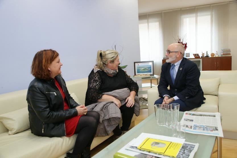 El consejero de Sanidad, Miguel Rodríguez, se ha reunido con la alcaldesa de Los Tojos, Belén Ceballos