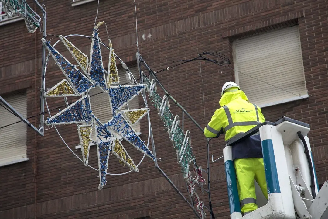 Operarios del Ayuntamiento colocan el alumbrado navide&ntilde;o