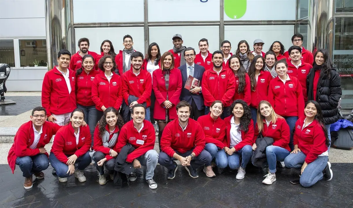 La consejera de Presidencia, Interior, Justicia y Acci&oacute;n Exterior, Paula Fern&aacute;ndez (PRC), recibe a j&oacute;venes participantes en el programa de la Fundaci&oacute;n Bot&iacute;n para fortalecer la funci&oacute;n p&uacute;blica en Am&eacute;rica