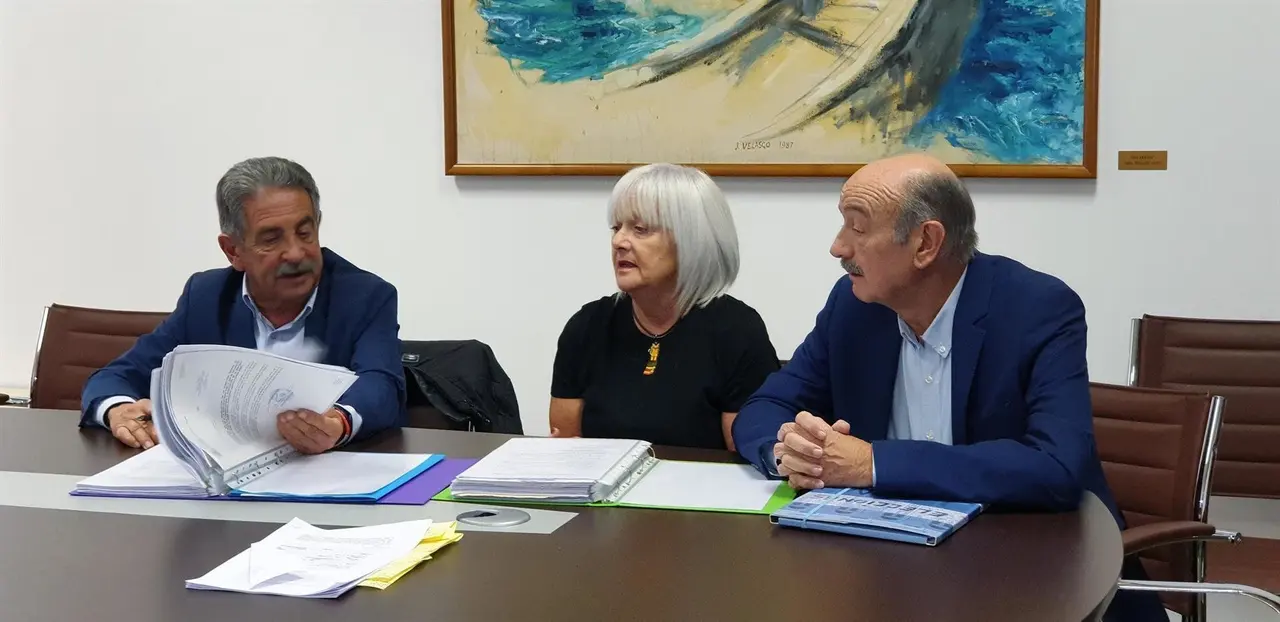 Revilla y Maz&oacute;n con representantes  de la plantaforma de viajeros de Cercan&iacute;as en Cantabria