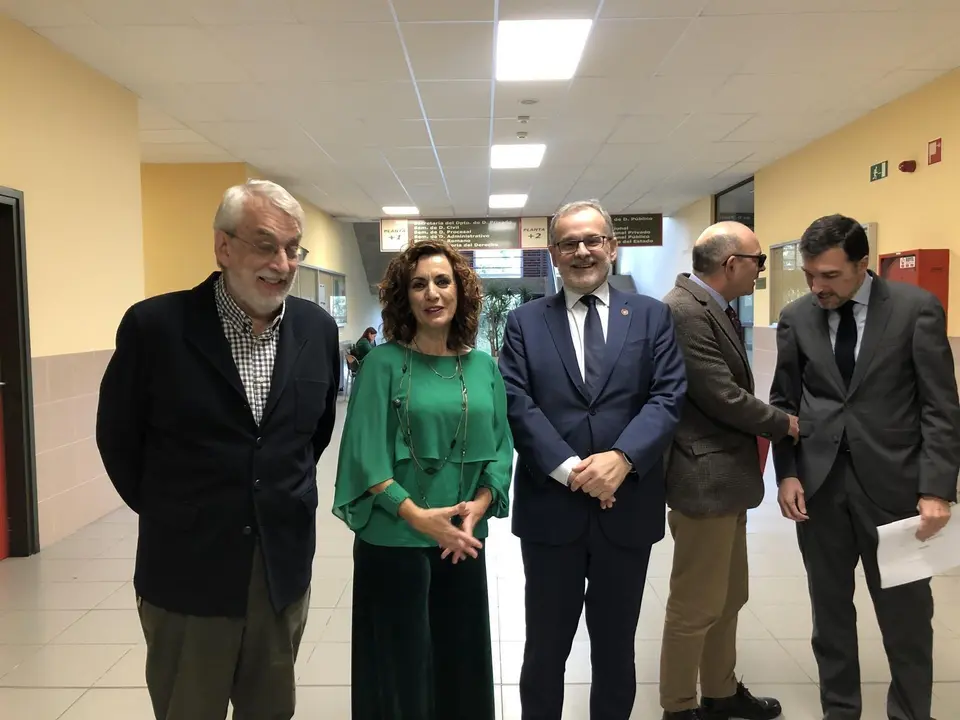 La consejera de Empleo y Pol&iacute;ticas Sociales, Ana Bel&eacute;n &Aacute;lvarez, inaugura el master de Derecho de Comercio y Consumo de la UC