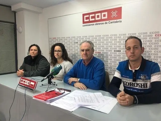 Integrantes del comit&eacute; de empresa de TIR Cantabria y el secretario general de la Federaci&oacute;n de Construcci&oacute;n y Servicios de CC.OO, Jes&uacute;s de Cos
