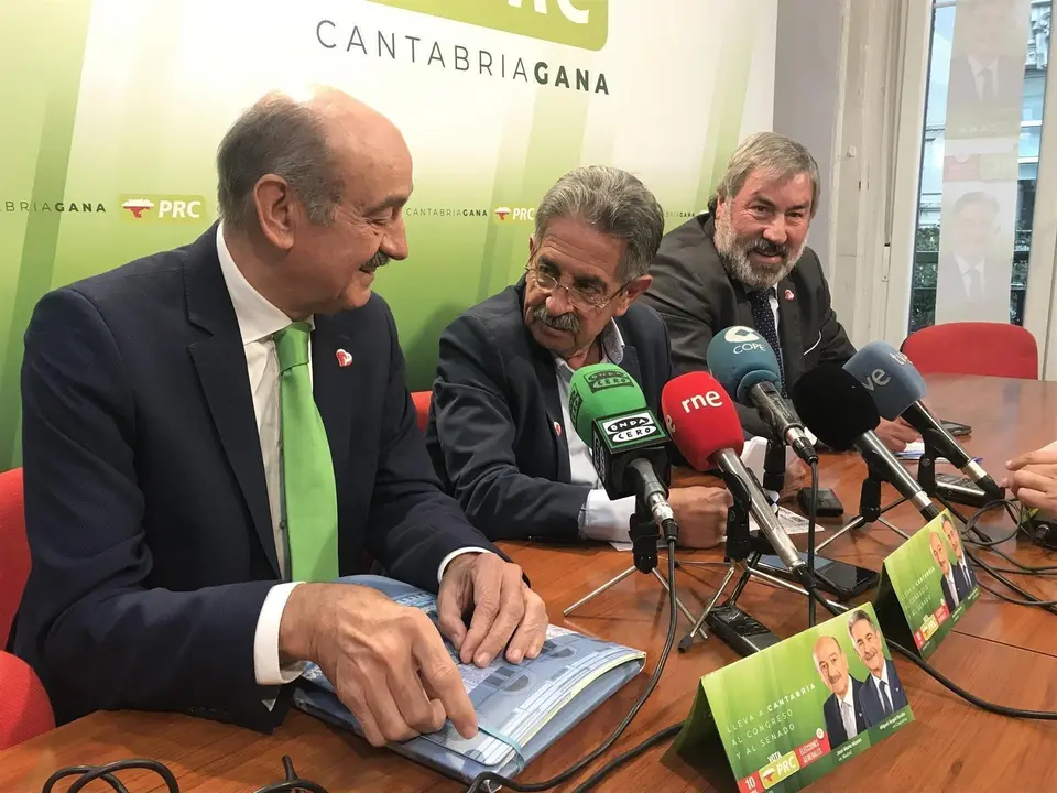 El secretario general del PRC y presidente de Cantabria, Miguel &Aacute;ngel Revilla, junto a los candidatos al Congreso y al Senado, Jos&eacute; Mar&iacute;a Maz&oacute;n y Fernando Fern&aacute;ndez, hace balance de la campa&ntilde;a electoral