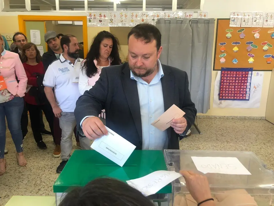 Rub&eacute;n G&oacute;mez votando