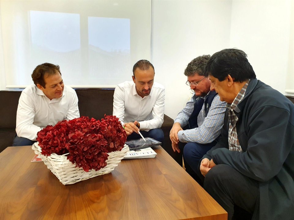 El alcalde con representantes de la Asociación de Empresarios y Comerciantes de Tanos