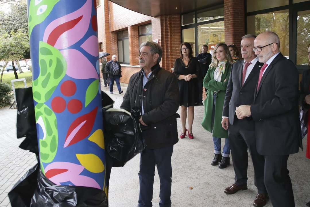 El presidente de Cantabria, Miguel Ángel Revilla, acompañado del consejero de Sanidad, Miguel Rodríguez, asiste al acto conmemorativo del XXV aniversario del Hospital Sierrallana