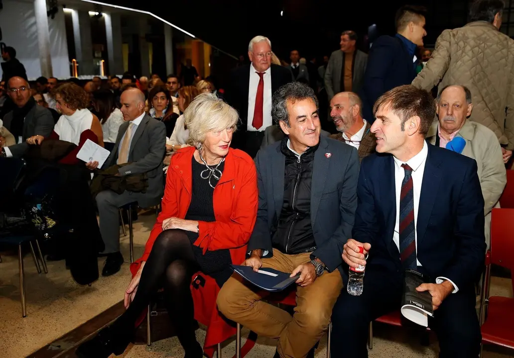 El consejero de Innovaci&oacute;n, Francisco Mart&iacute;n, y la consejera de Educaci&oacute;n, Marina Lomb&oacute;, asisten a la inauguraci&oacute;n del Foro &lsquo;Empresas en la era Silver&rsquo;, que clausura la consejera de Empleo, Ana Bel&eacute;n &Aacute;lvarez