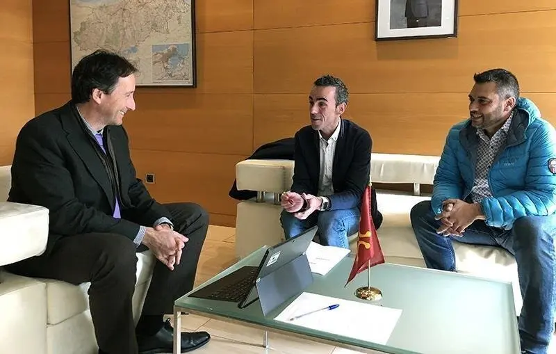 El consejero de Obras P&uacute;blicas, Ordenaci&oacute;n del Territorio y Urbanismo, Jos&eacute; Luis Gochicoa, se re&uacute;ne con el alcalde de Ampuero, V&iacute;ctor Manuel Guti&eacute;rrez