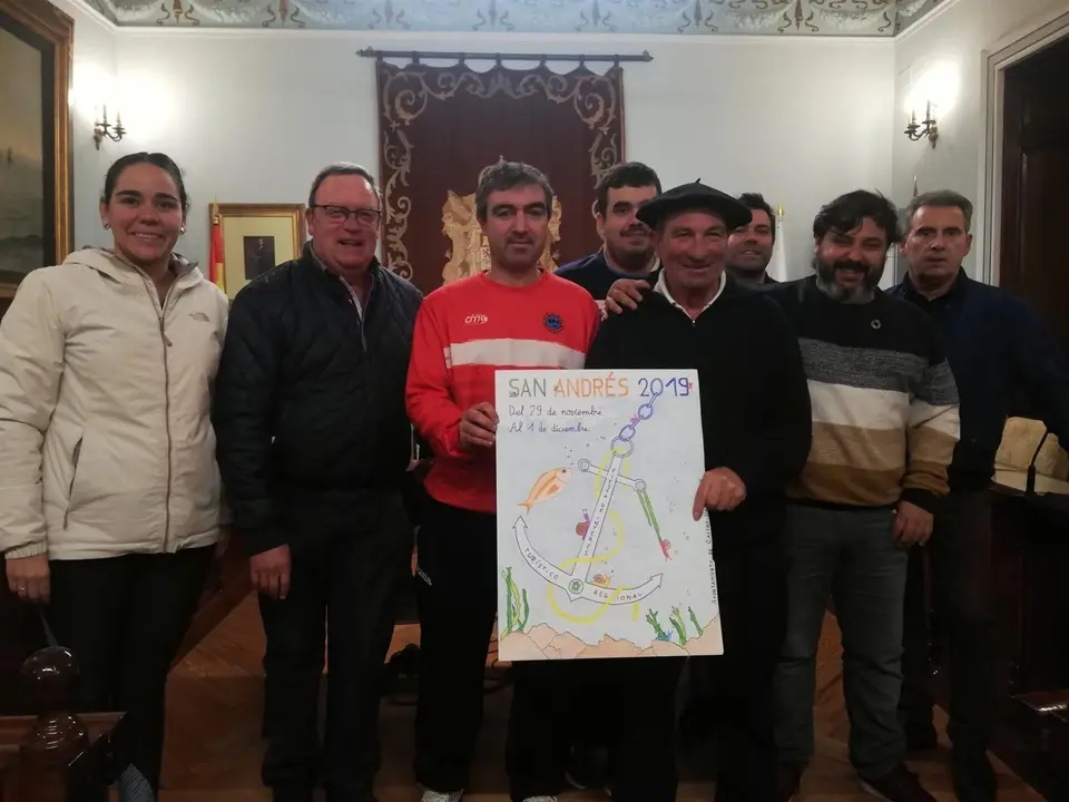 Miembros de las pe&ntilde;as integrantes del jurado del concurso de carteles de las Fiestas de San Andr&eacute;s de Castro Urdiales junto al concejal de Festejos, Gorka Linaza