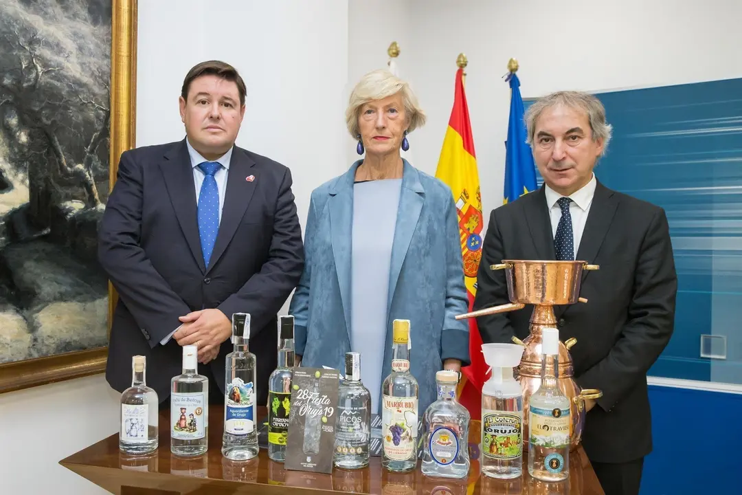 La consejera de Turismo, el director de Cantur y el alcalde de Potes presentan la Fiesta del Orujo 2019